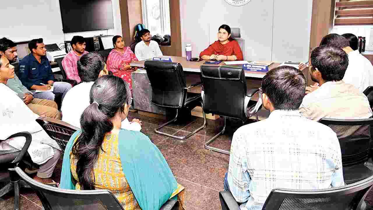 నిర్ణీత గడువులోగా అర్జీలు పరిష్కరించాలి