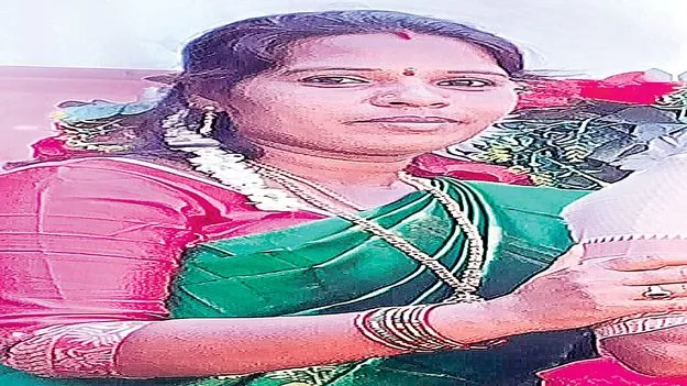 అనుమానాస్పదంగా కాంట్రాక్టు ఉద్యోగిని మృతి