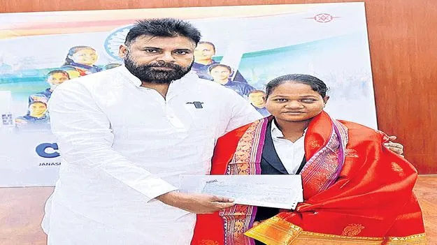 కరుణకుమారికి డిప్యూటీ సీఎం  రూ.5 లక్షలు ఆర్థిక సాయం 