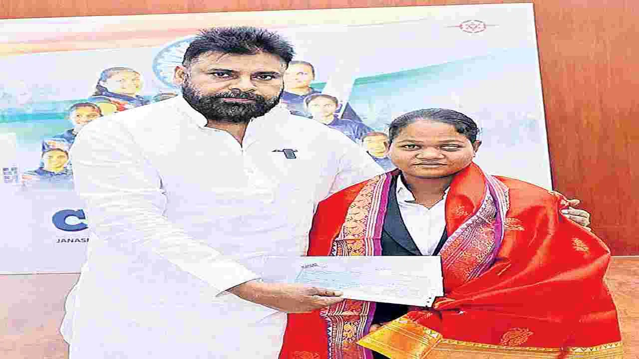 కరుణకుమారికి డిప్యూటీ సీఎం  రూ.5 లక్షలు ఆర్థిక సాయం