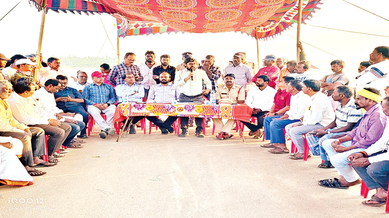 చేపలు దొరికేచోట వేట వద్దంటే ఎలా?