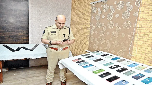 126 సెల్‌ ఫోన్లు బాధితులకు అందజేత