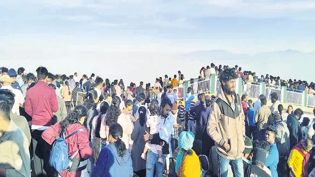  పర్యాటక ప్రాంతాలు కిటకిట