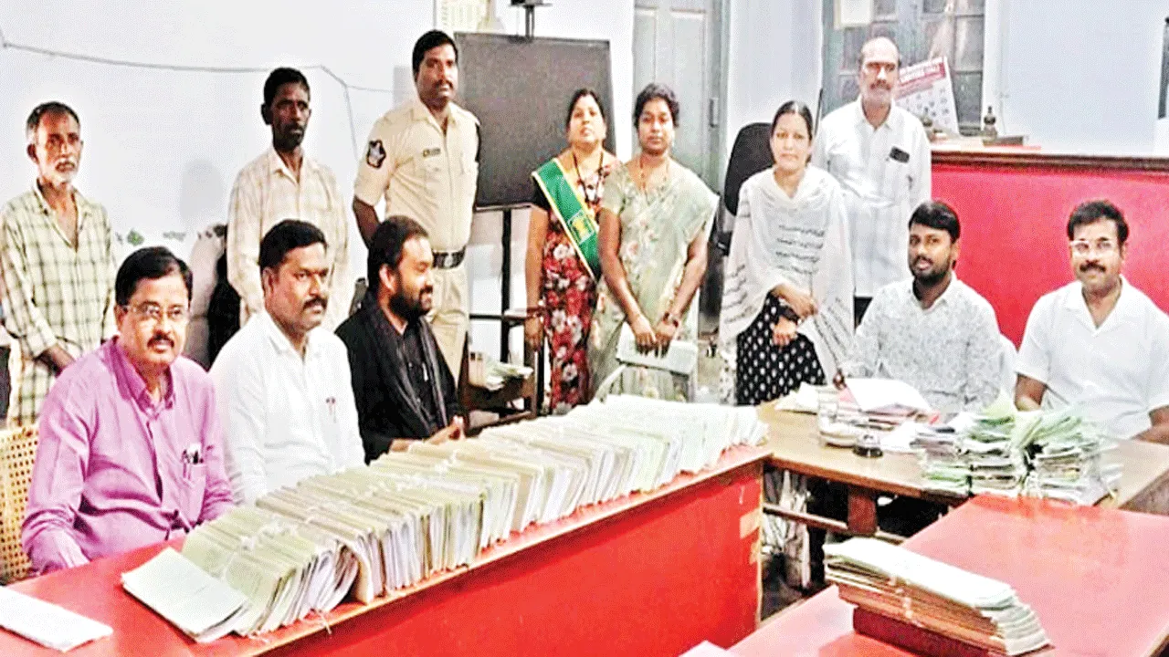 లోక్‌ అదాలతలో కేసుల పరిష్కారం