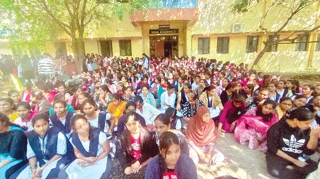 బీటెక్‌ విద్యార్థి ఆత్మహత్య ఘటనలో  8 మంది సీనియర్లపై కేసు