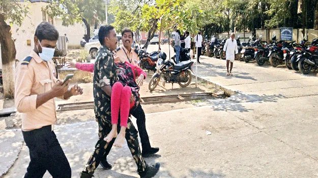 యువతి ఆత్మహత్యాయత్నం         