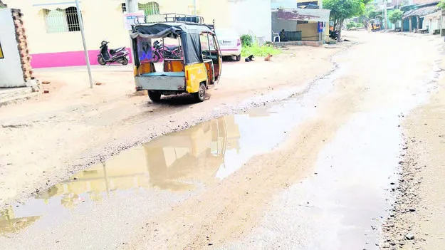 SEWAGE: రోడ్డుపైనే మురుగునీరు