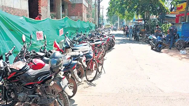 అడ్డదిడ్డంగా పార్కింగ్‌