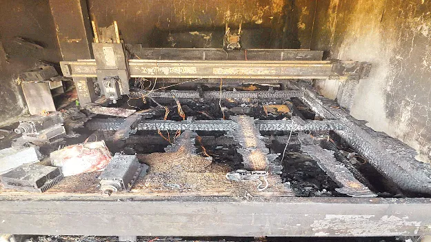 కార్పెంట్‌, సెల్‌ షాపుల దగ్ధం 