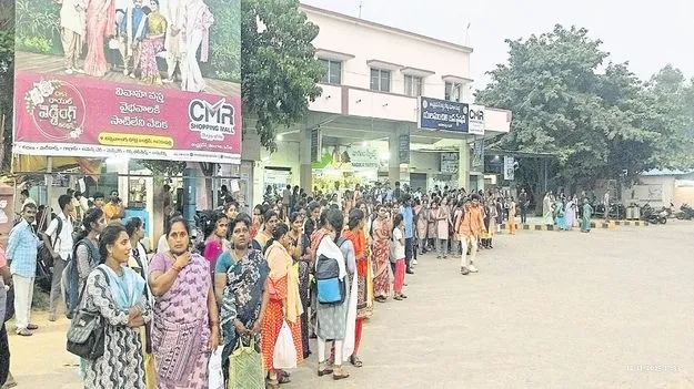 బస్సు ప్రయాణికుల పాట్లు