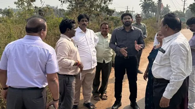 కలెక్టరేట్‌ మార్గంలో సోలార్‌ లైటింగ్‌