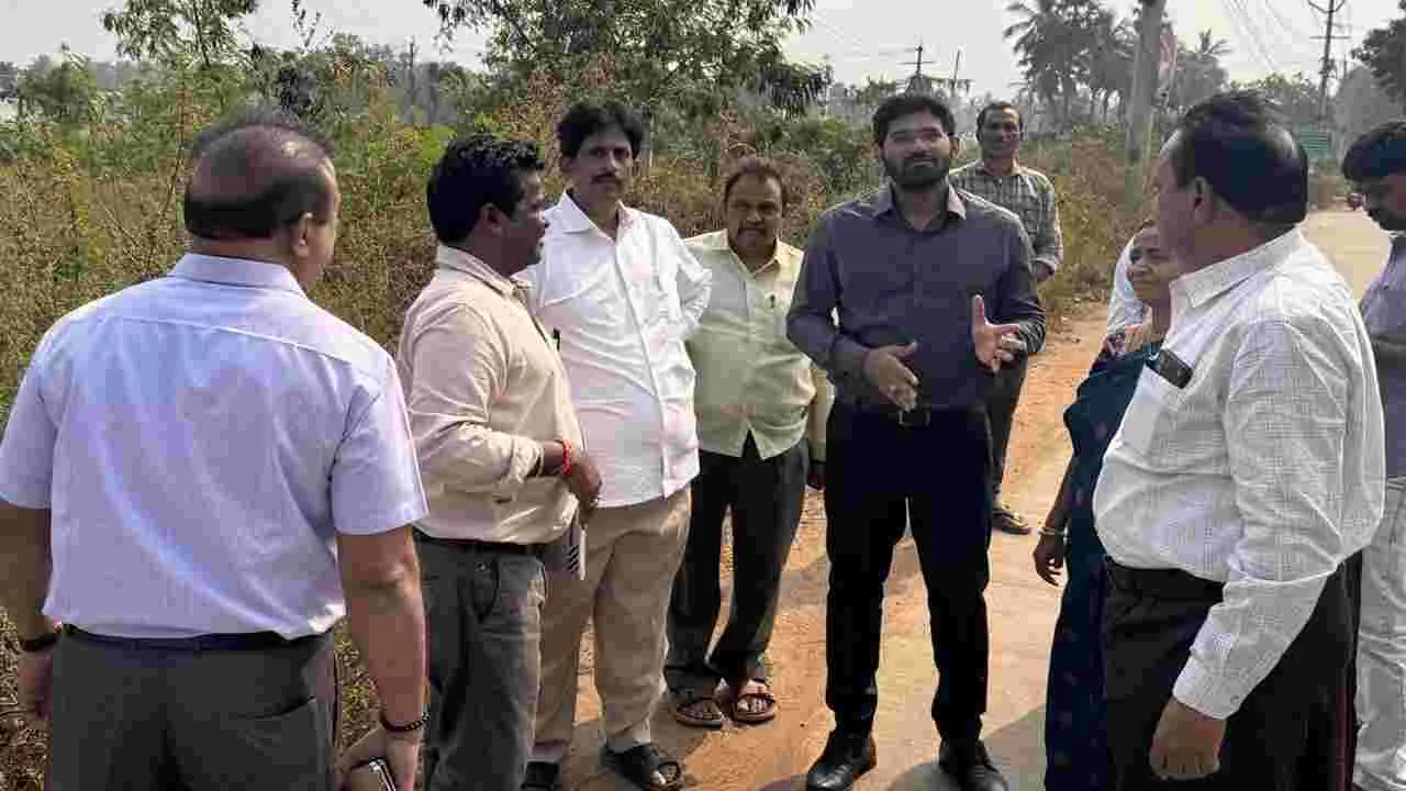 కలెక్టరేట్‌ మార్గంలో సోలార్‌ లైటింగ్‌