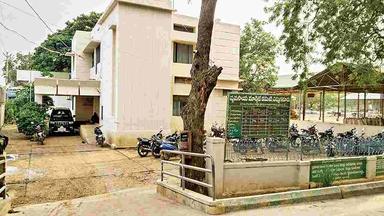     భద్రతలేని వ్యవసాయ మార్కెట్‌ 