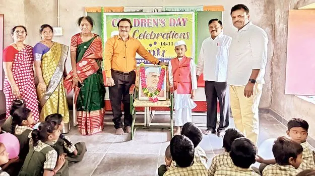 చదువుతోనే ఉజ్వల భవిష్యత్తు 