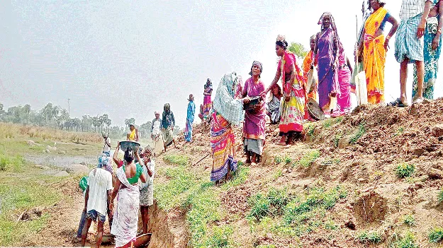 ఫీల్డ్‌ అసిస్టెంట్లు లేక.. పనులు సాగక 