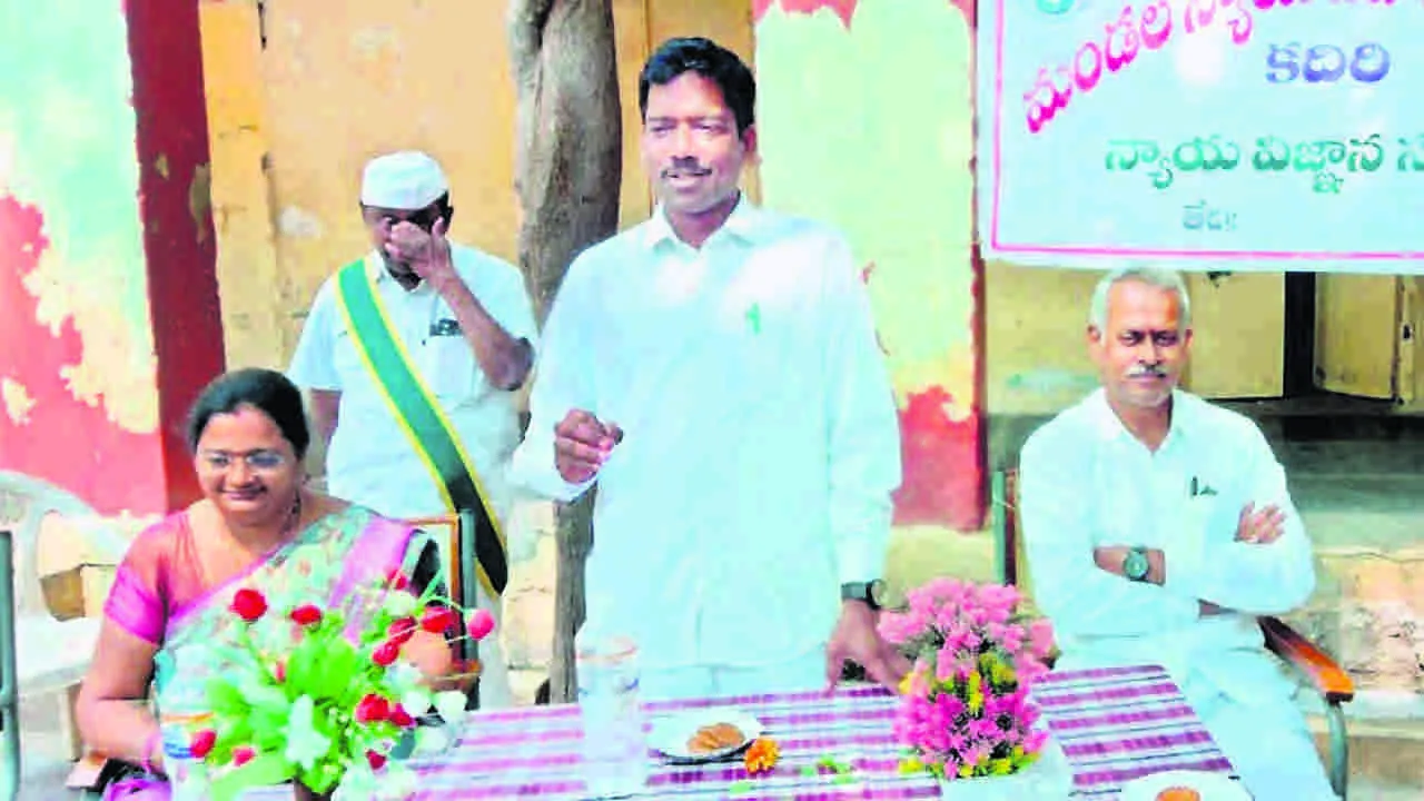 MAGISTRATE: ఆకర్షణలకు లోను కావద్దు : న్యాయాధికారి