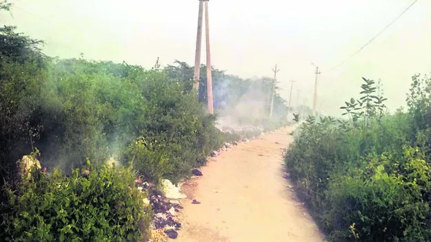 SMOKE: చెత్తకు నిప్పు - పొగతో ఇబ్బందులు