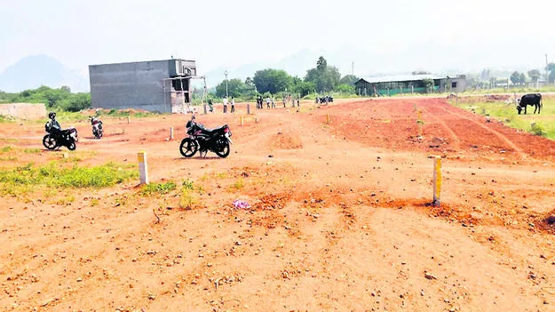 LAYOUT: రాత్రికి రాత్రే అక్రమ లేఅవుట్లు