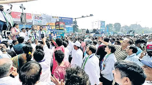 నడిరోడ్డుపై వైసీపీ సభ