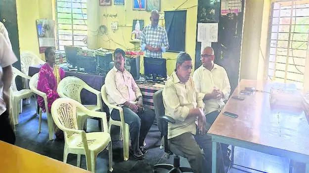 PGRS: పీజీఆర్‌ఎస్‌కు అధికారుల గైర్హాజరు