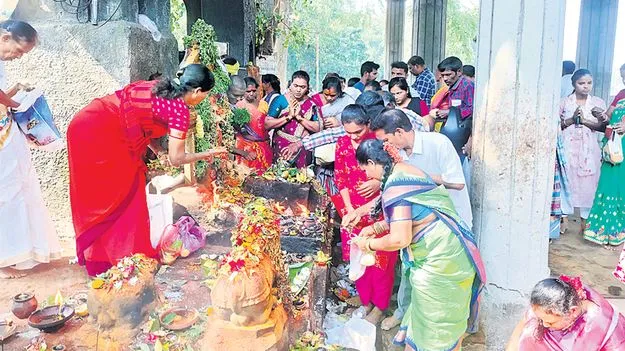 కిక్కిరిసిన సింహగిరి