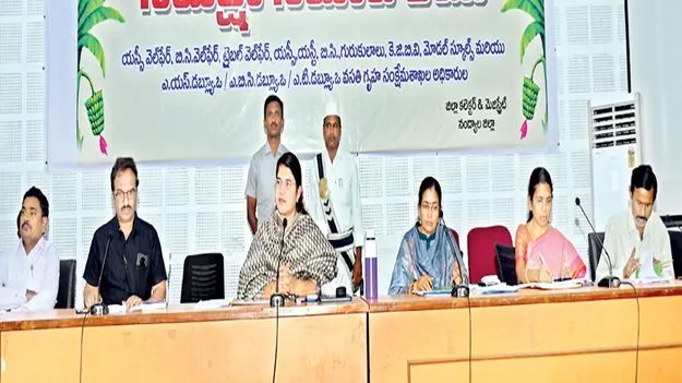 హాస్టళ్లలో మౌలిక వసతులు పెరగాలి