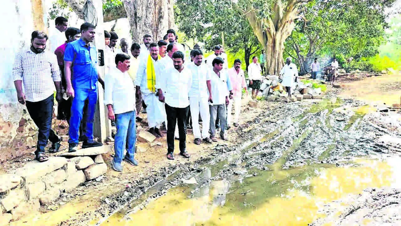 TDP: పరిటాల శ్రీరామ్‌ దృష్టికి పలు సమస్యలు