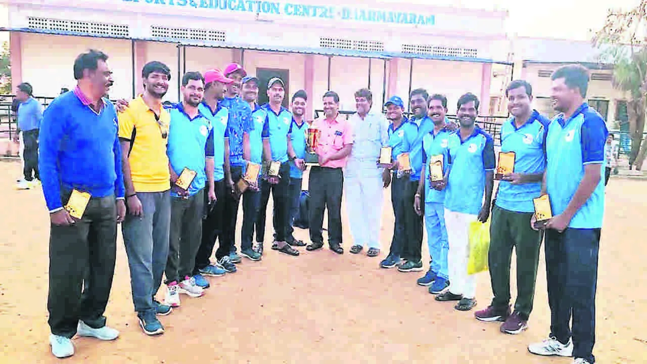 SPORTS:  జిల్లా స్థాయికి ధర్మవరం ఉపాధ్యాయ జట్లు