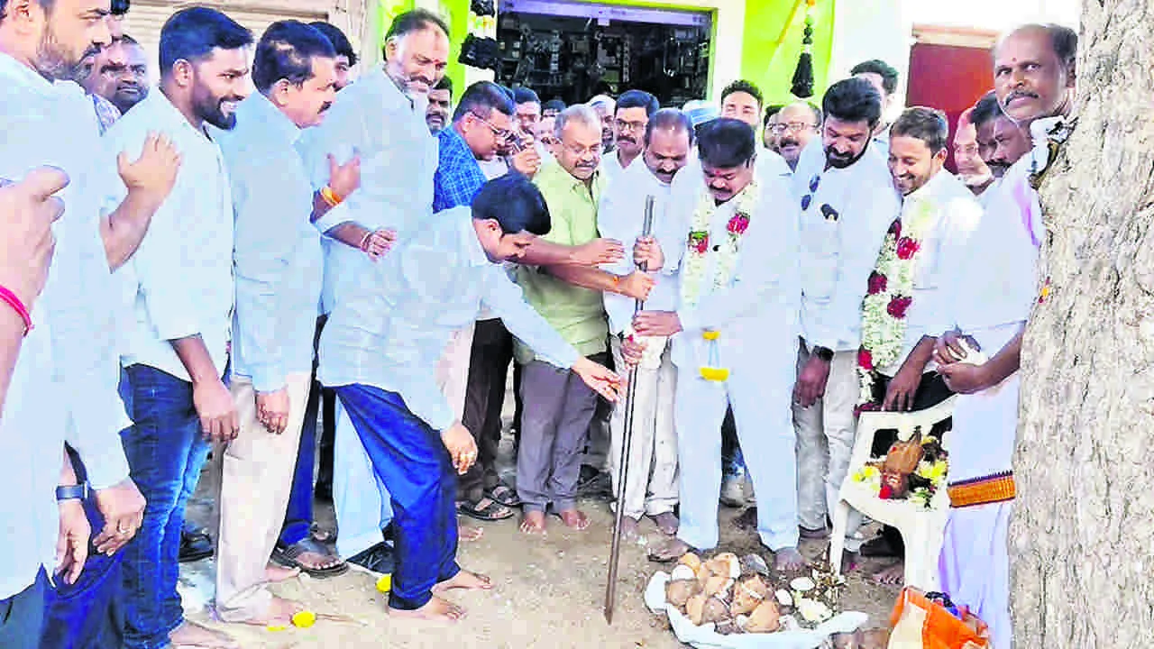MUNICIPAL CHAIRMAN: అన్ని వీధులు.. ఇక సీసీ రోడ్లే