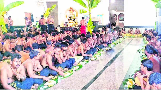 COMMITTEE: మాలధారుల సేవలో ఆలయ కమిటీ