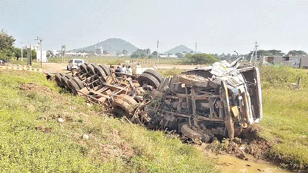 లారీ బోల్తా.. తప్పిన ప్రమాదం 