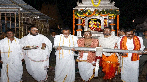 పంచమఠాల్లో ప్రత్యేక పూజలు