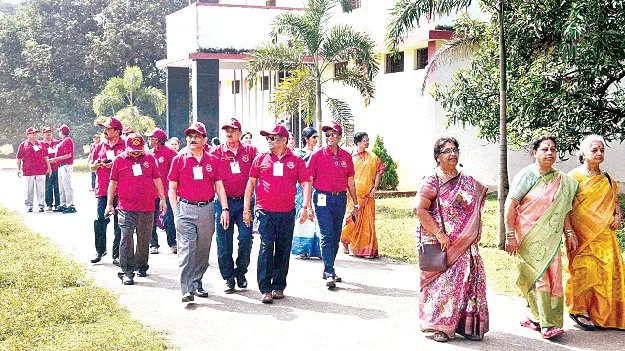 old students came korukonda suchoolఆ గురుతులు అపూర్వం