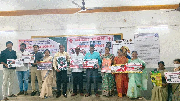 యువత మత్తుకు దూరంగా ఉండాలి 