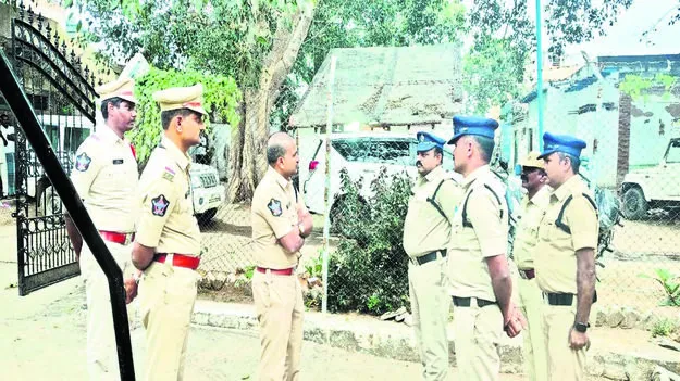 SP: పోలీస్‌స్టేషన్లను తనిఖీ చేసిన ఎస్పీ