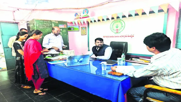 JC: తహసీల్దార్‌ కార్యాలయం పరిశీలన