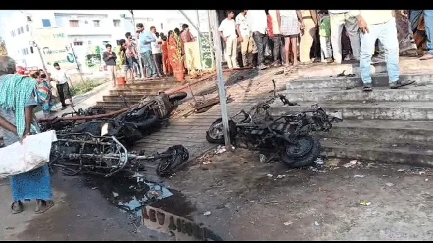 బ్యాటరీ బైక్‌ షోరూంలో అగ్ని ప్రమాదం 