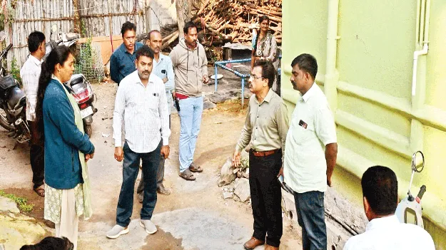 సిబ్బంది క్షేత్రస్థాయిలో పర్యటించాలి