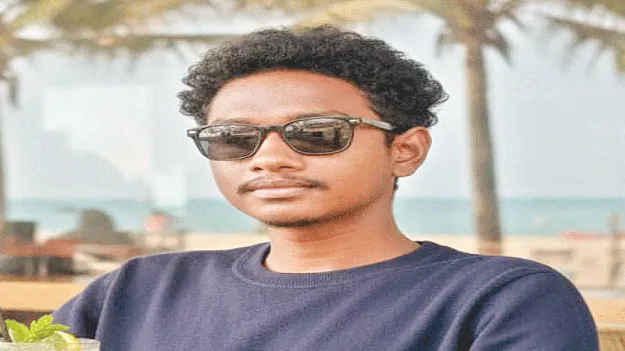 కత్తితో పీక కోసుకుని..