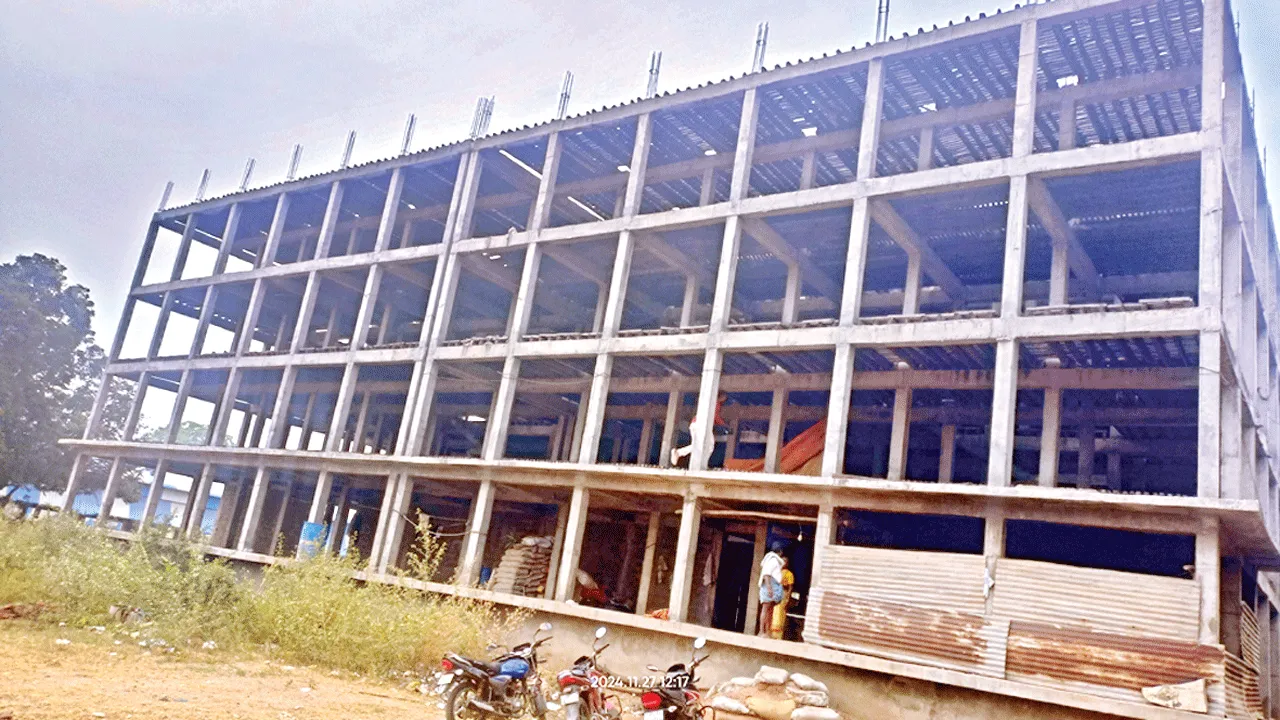 కర్నూలు మార్కెట్‌యార్డు మధ్యలో నిలిచిపోయిన కోల్డ్‌ స్టోరేజీ ప్లాంటు