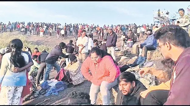 పర్యాటకుల సందడి