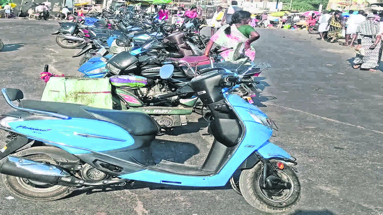 TRAFFIC: రోడ్డుపై వాహనాల పార్కింగ్‌