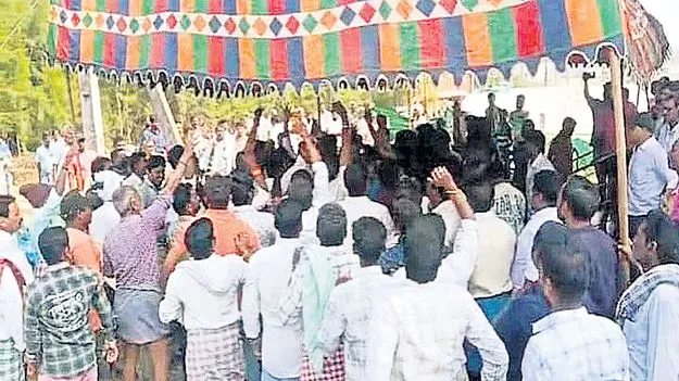 తట్టబందలో ఉద్రిక్తత