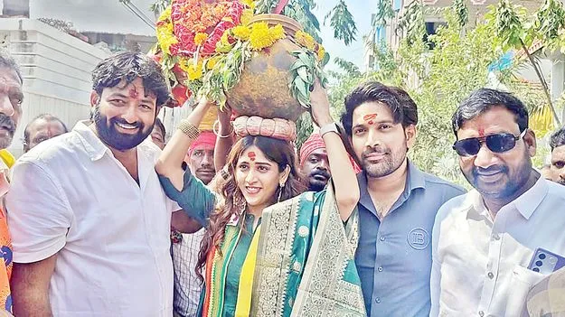  బోనాలు మోసిన హీరోయిన్‌ చాందిని చౌదరి