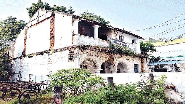 a hostal in old building శిథిల భవనంలో హాస్టల్‌