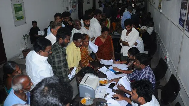 కలెక్టరేట్‌కు.. క్యూ