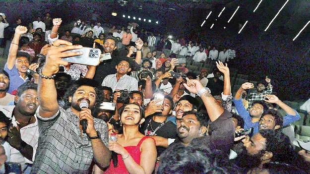 భీమవరంలో ‘మోగ్లీ’ యూనిట్‌ సందడి 