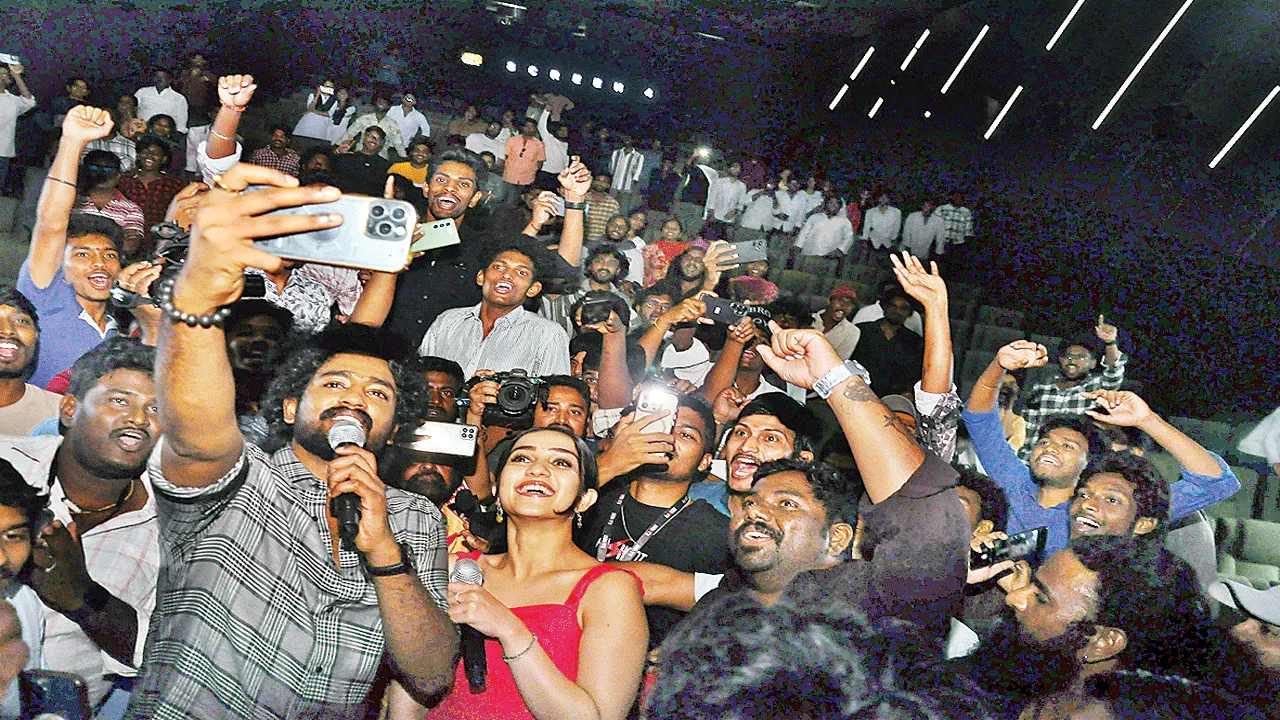 భీమవరంలో ‘మోగ్లీ’ యూనిట్‌ సందడి 