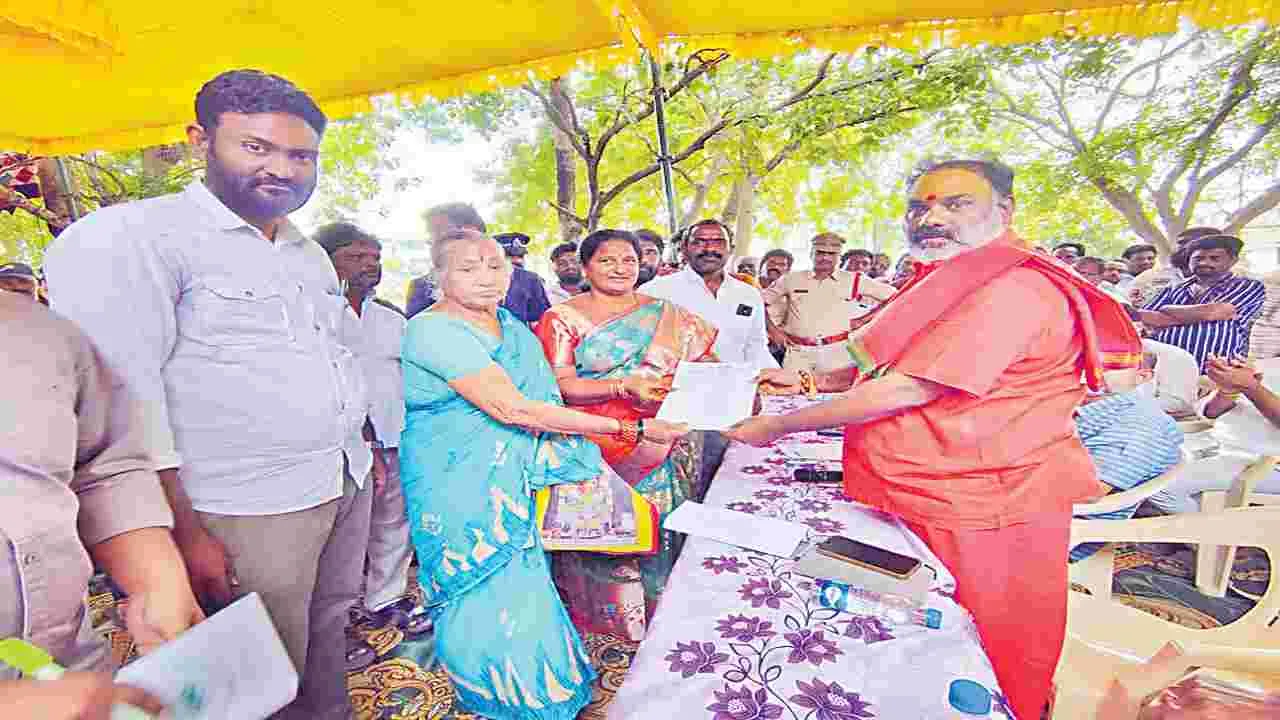 ప్రజా సమస్యల పరిష్కారానికి కృషి