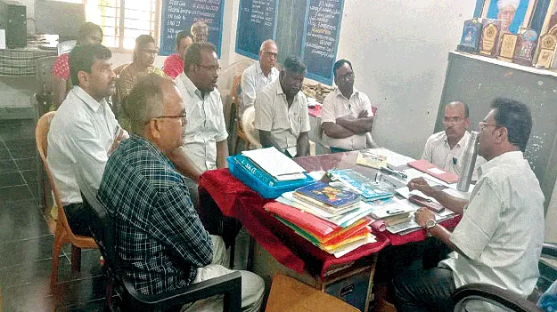 మోనూ ప్రకారం భోజనం అందించాలి